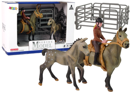 Set mit 2 Figuren Pferd und Fohlen in einer Koppel + Reiter 