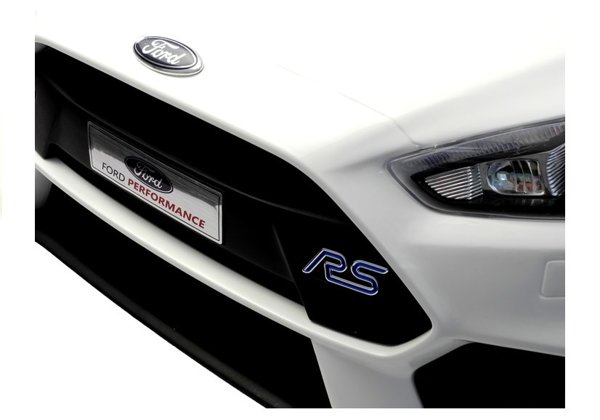 Kinderfahrzeug Ford Focus RS Weiß 2x45W 2,4G 5-Punkt-Sicherheitsgurte Auto