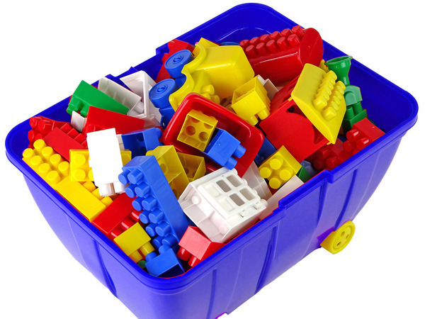 Kleine Truhe mit bunten Bauklötzen K2