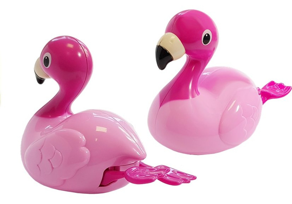 Bad Flamingo schwimmt auf dem Wasser
