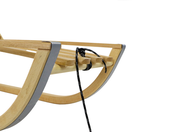 Holzschlitten mit Rückenlehne und Schlittenkette