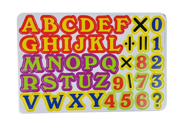 Lerntisch mit Projektor Stuhl Buntstifte Magnete Buchstaben und Zahlen