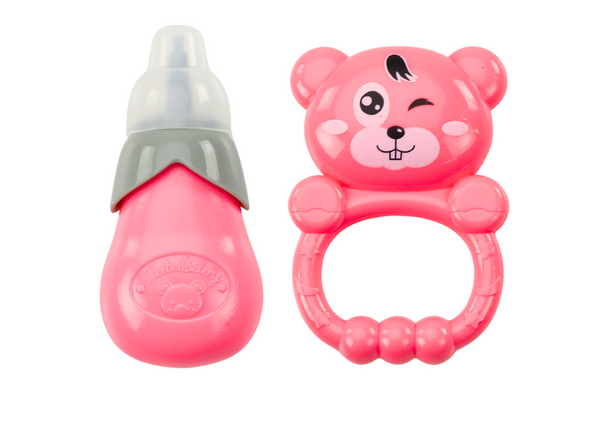 Puppe im rosa Kleid pinkelt Flaschenrasselgeräusche