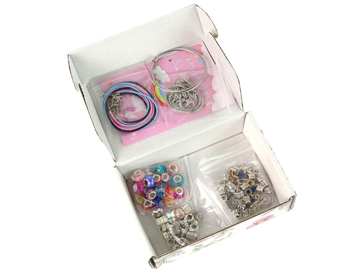 Set aus Armbändern, Ketten und bunten Schmuckperlen