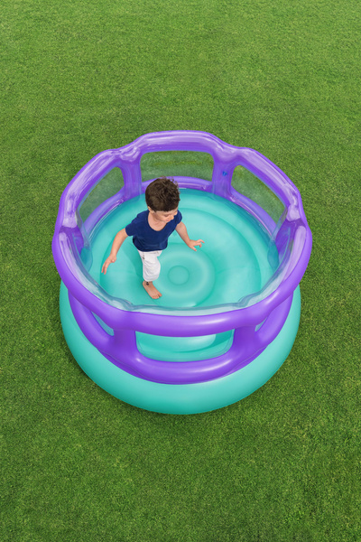 Dieses farbenfrohe, runde Trampolin ist für bis zu zwei Kinder ab 3 Jahren geeignet und sorgt für stundenlangen Spaß. Lilafarbene, aufblasbare Wände sorgen für mehr Sicherheit, während die Kleinen nach Herzenslust springen und lachen.
