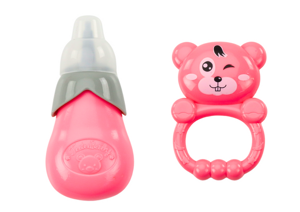 Puppe im marineblauen Kleid pinkelt mit Flaschenrasselgeräuschen