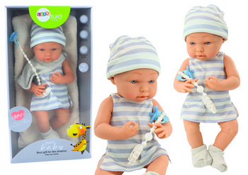 Babypuppe in blau-weißer Kleidung, Mütze, Schnuller, Lätzchen, Steppdecke
