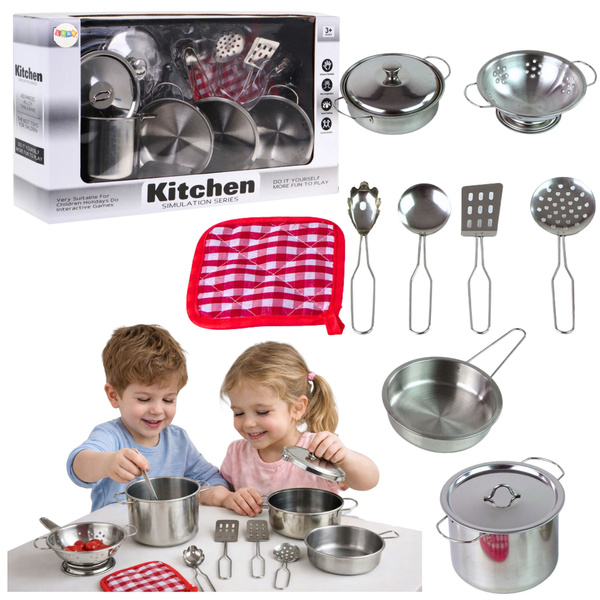 Ein Set aus Töpfen und Küchenzubehör für Kinder