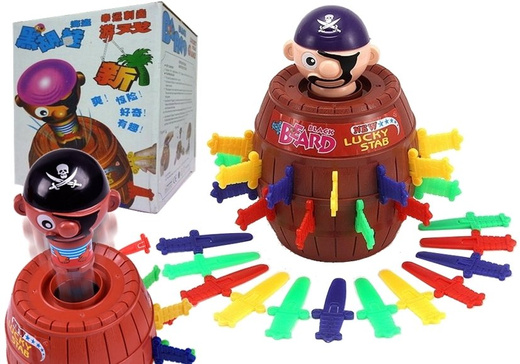 Springender Pirat Pirate Motorikspiel Fass Pirat 24 Schwerte Spiel für Kinder 3+
