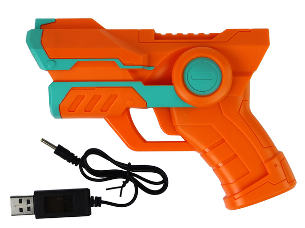 Auto fährt mit blauem Laser an Wänden entlang