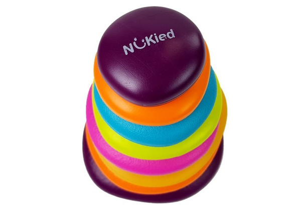 Eine Pyramide von bunten Reifen für ein Baby