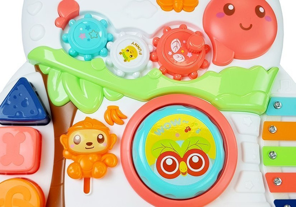 Pädagogischer Pusher für ein Baby mit einem interaktiven Mikrofon