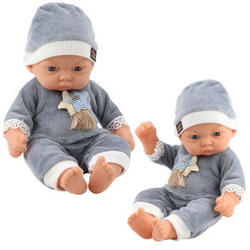 Babypuppe im grauen Pyjama mit Sternenmütze