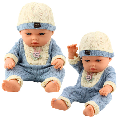 Babypuppe im blauen Strickoutfit mit Mütze