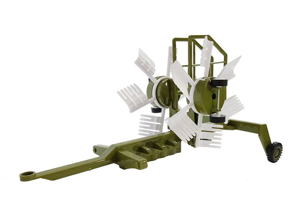 Traktor mit Anhänger, Rechen und rotem Tankwagen