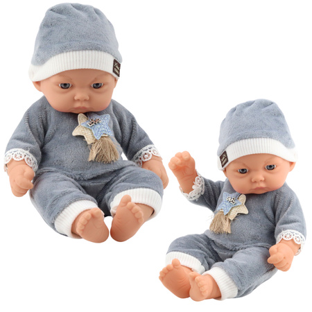 Babypuppe im grauen Pyjama mit Sternenmütze