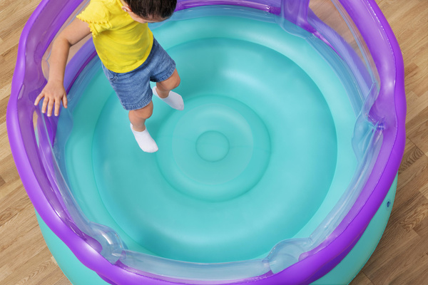 Dieses farbenfrohe, runde Trampolin ist für bis zu zwei Kinder ab 3 Jahren geeignet und sorgt für stundenlangen Spaß. Lilafarbene, aufblasbare Wände sorgen für mehr Sicherheit, während die Kleinen nach Herzenslust springen und lachen.