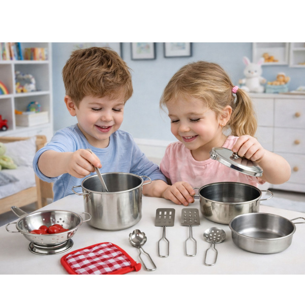 Ein Set aus Töpfen und Küchenzubehör für Kinder