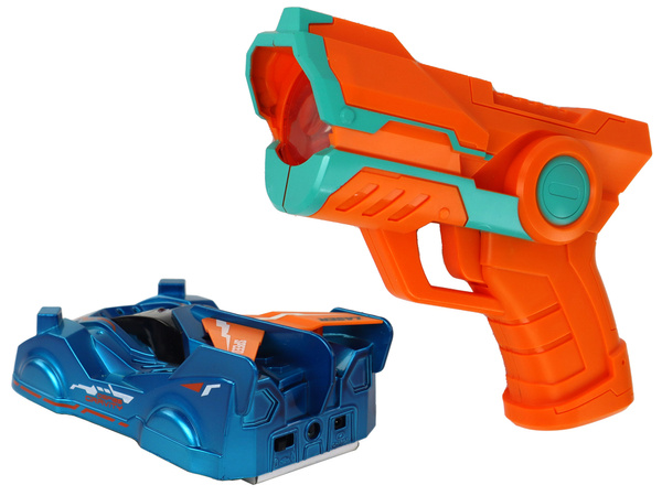 Auto fährt mit blauem Laser an Wänden entlang