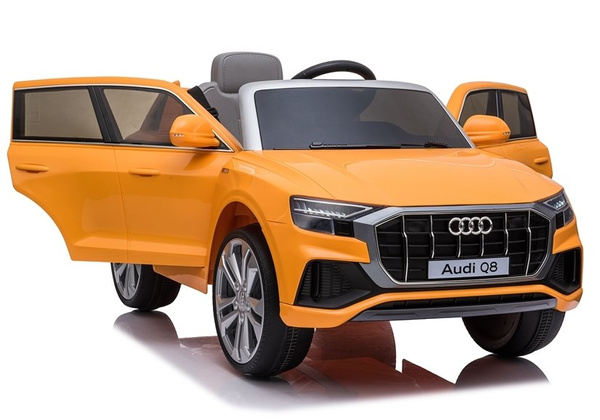 Fahrt mit dem Auto Audi Q8 JJ2066 Gelb lackiert