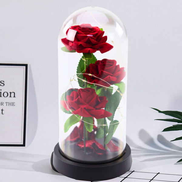 Ewige Rosen in einer Kuppel mit LED-Beleuchtung und roten Rosenblättern 21x11cm