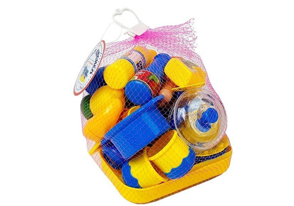 Set mit Plastikgeschirr für den kleinen Koch