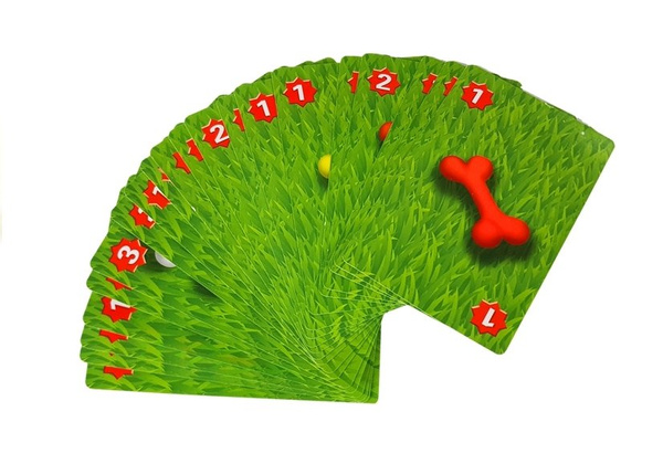 Schlechtes Hundewild stiehlt seine Essensknochen