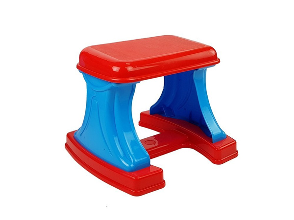 Lerntisch mit Projektor Stuhl Buntstifte Magnete Buchstaben und Zahlen