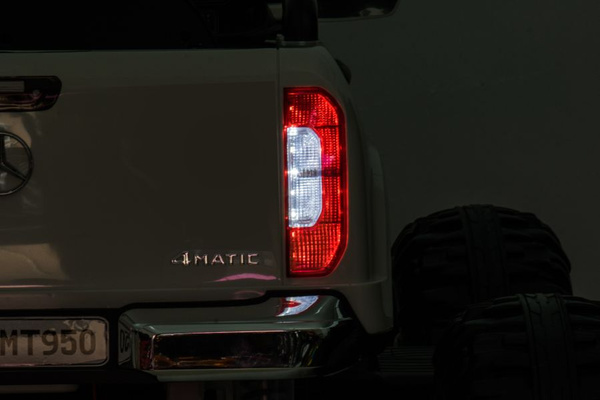 Batteriebetriebenes Auto Mercedes DK-MT950 4x4 Weiß