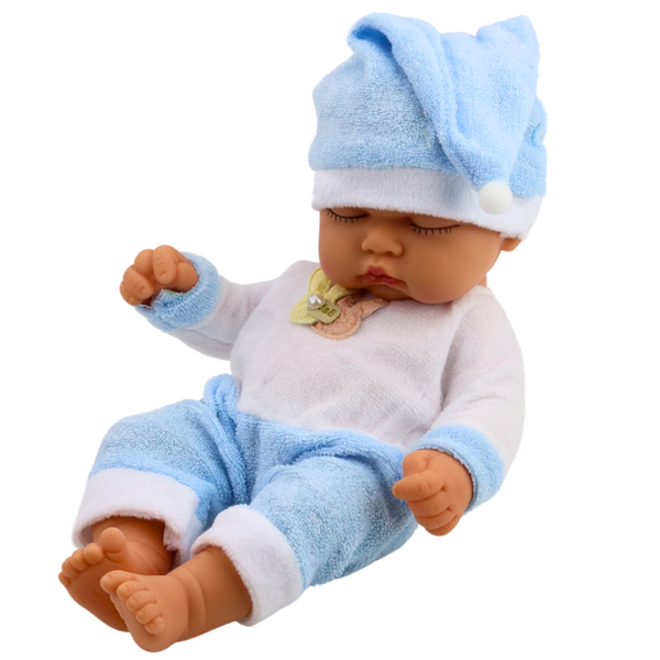 Schlafende Babypuppe in blauer Pyjamamütze mit Bommel