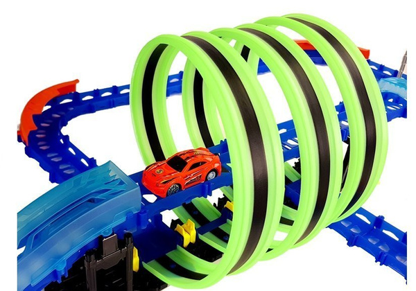 Im Dunkeln leuchtende Rennstrecke mit Loopings und ferngesteuertem Auto