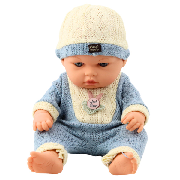 Babypuppe im blauen Strickoutfit mit Mütze