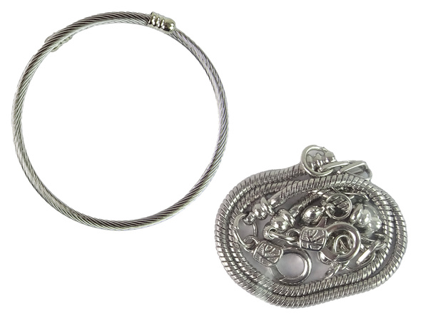 Set aus Armbändern, Ketten und bunten Schmuckperlen